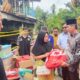 Kepala Dinas Sosial Armia, SP, didampingi Kepala BNPB Kota Langsa Nursal Syahputra, S.STP., MAP saat menyerahkan bantuan masa panik kepada korban kebakaran di belakang Lembaga Pemasyarakatan Klas II B Langsa Gp. Jawa Kec. Langsa Kota, Kamis (24/4). Waspada/Munawar