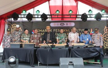 Para pejabat dan undangan Pemko Lhokseumawe memukul Canang, alat musik tradisional, sebagai simbol pembukaan acara Festival Kultural Kesenian dan Kebudayaan, Pameran Temporer Koleksi Museum, serta Launching Alat Musik Tradisional Canang Ceureukeh di halaman Meseum Kota Lhokseumawe, Jumat (25/4).(Waspada/Zainuddin. Abdullah)
