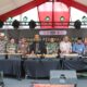 Para pejabat dan undangan Pemko Lhokseumawe memukul Canang, alat musik tradisional, sebagai simbol pembukaan acara Festival Kultural Kesenian dan Kebudayaan, Pameran Temporer Koleksi Museum, serta Launching Alat Musik Tradisional Canang Ceureukeh di halaman Meseum Kota Lhokseumawe, Jumat (25/4).(Waspada/Zainuddin. Abdullah)