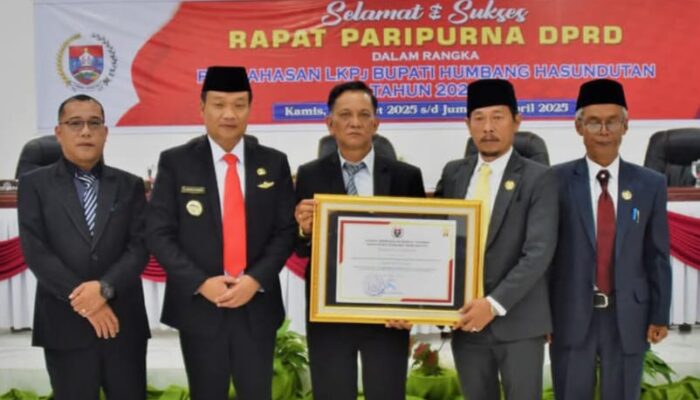 DPRD Humbahas Sampaikan Piagam Penghargaan Kepada Dinas Dukcatpil
