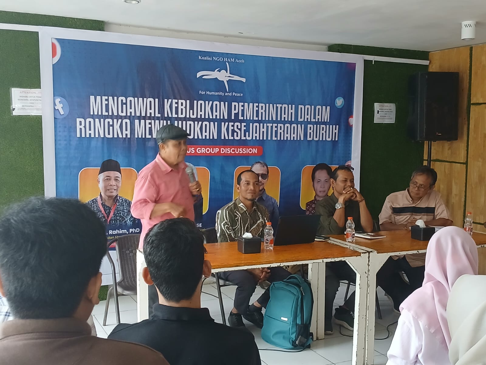 Para narasumber saat menyampaikan materi pada diskusi Ketenagakerjaan yang digelar Koalisi NGO HAM Aceh, Kamis (24/4). (Waspada/Zafrullah)