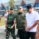 Bupati Tapanuli Utara, Dr Jonius Taripar Parsaoran Hutabarat, SSi, MSi menyambut kedatangan Kasum TNI, Letjen TNI Richard Tampubolon, bersama pejabat tinggi dari institusi Polri, TNI, Kejaksaan, dan Mahkamah Agung di Bandara Internasional Silangit, Jumat (25/4). Waspada/ist