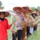 Kapolres Aceh Tamiang, AKBP Muliadi saat melakukan panen bawang merah di lahan pekarangan milik warga di Kampung Paya Rehat, Kecamatan Banda Mulia, Kabupaten Aceh Tamiang.(Waspada/Yusri)