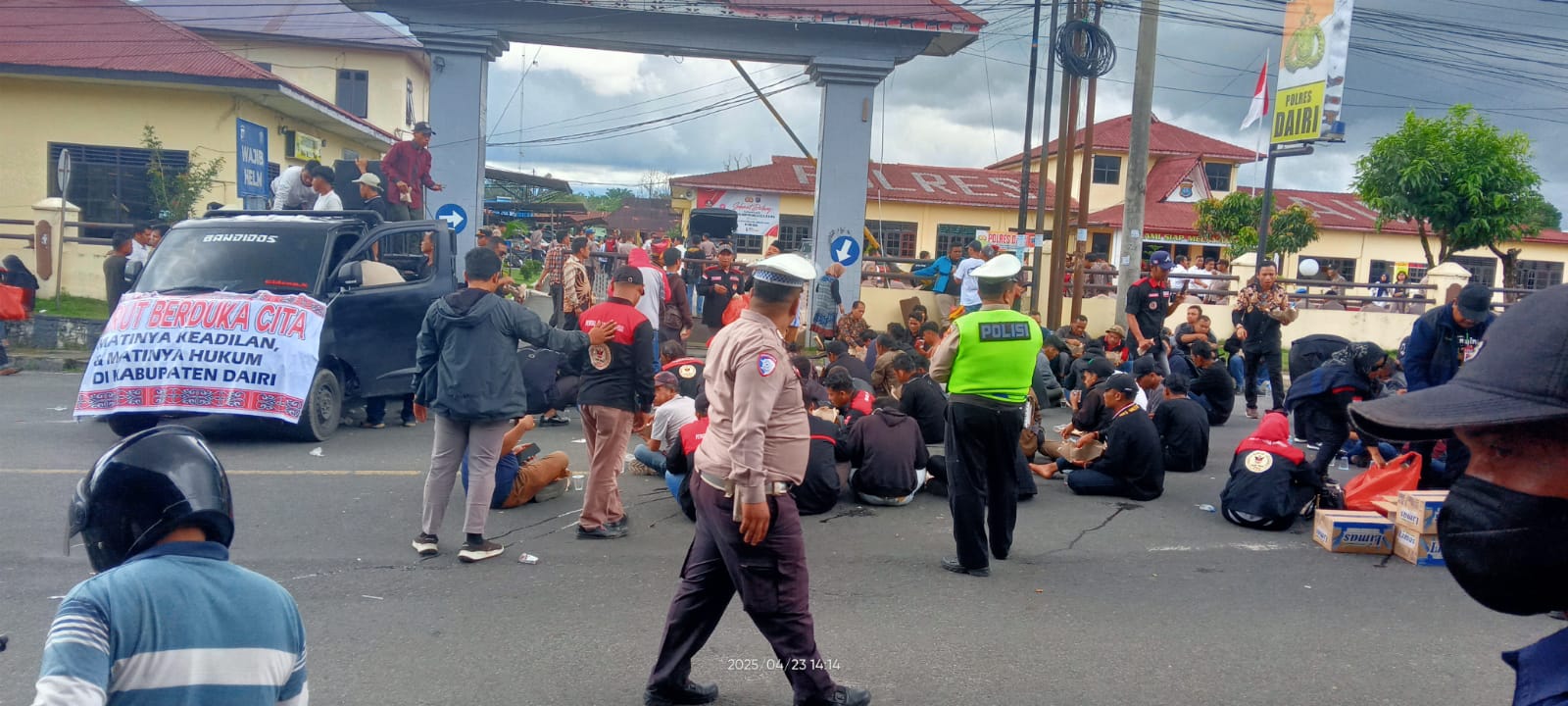 MASSA Aliansi Suku Pakpak Silima Suak saat berada di Mapolres Dairi. (Waspada/Ist)