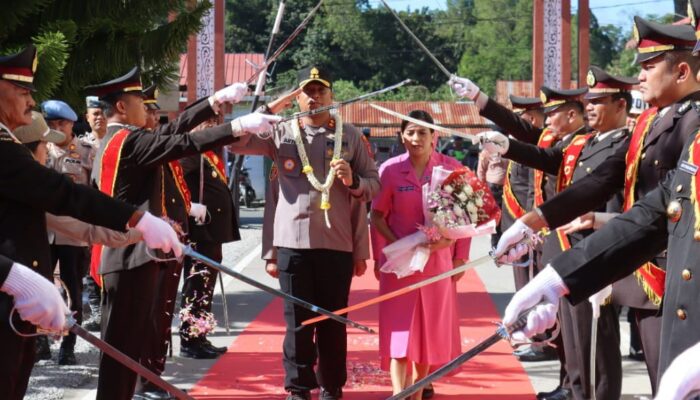 Kapolres Baru Humbahas Disambut Pedang Pora