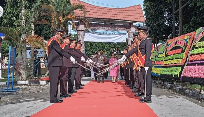 Sambut Kapolres Baru, Polres Toba Gelar Tradisi Pedang Pora