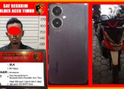 Pria Rampas Dompet Wanita Di Dasbor Motor Ditangkap