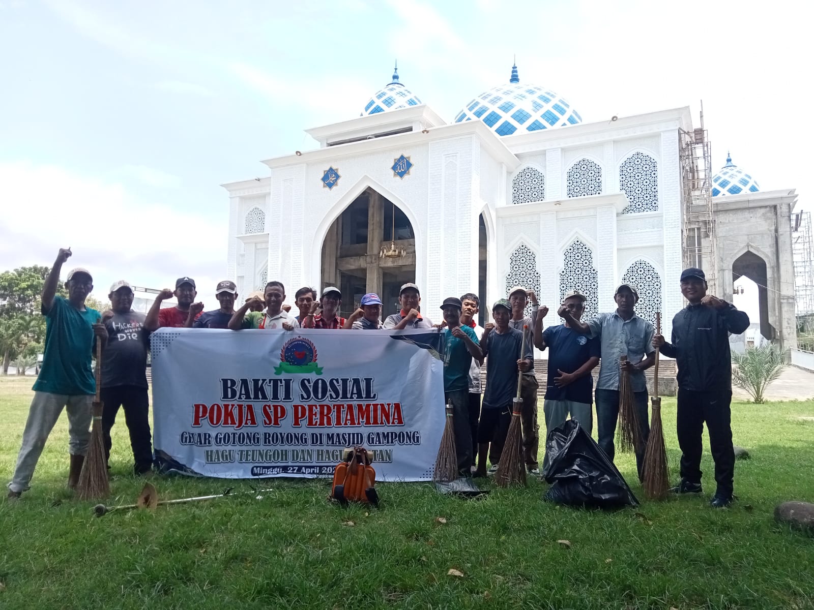 Usai bergotong royong, Minggu (27/4), Ketua Pokja Simpang Pertamina, Zulfitrian NL.P, CPM dan Pj Geusyik Hagu Selatan Dedi Fakhrurrazi foto bersama di Mesjid Hagu Selatan Kec. Banda Sakti. (Waspada/Zainuddin. Abdullah)