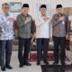 KEPALA UPT Asrama Haji Medan H. Ramlan Sudarto, SH (kiri) bersama Kakanwil Kemenag Sumut H. Ahmad Qosbi, S.Ag, MM, Kepala Bagian Tata Usaha Kanwil Kemenag Sumut Drs.H. Muhammad Yunus, MA dan Plt Dirut Perumda Tirtanadi Ewin Putra dan jajaran, foto bersama. Waspada/Anum Saskia