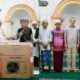 Foto kolase Ketua Satria Deliserdang, Jaman Saputra menyerahkan AC dan Ketua DPRD Deliserdang Zakky Shahri saat berfoto bersama dengan pengurus masjid. (Waspada/ist)