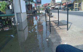 GENANGAN pasang laut nyaris menyentuh sisi ruas Jalinsum Labuhanruku menghubungkan Tanjungtiram- Jalinsum Sei Bejangkar. Waspada/Iwan Has
