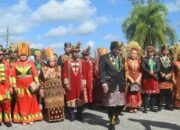 Unik, Bupati-Forkopimda Kompak Kenakan Pakaian Adat Saat Upacara HUT Aceh Singkil