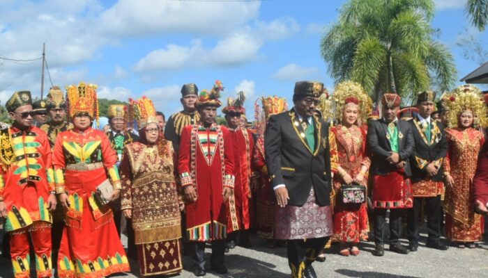 Unik, Bupati-Forkopimda Kompak Kenakan Pakaian Adat Saat Upacara HUT Aceh Singkil