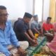 Anggota DPRA Nurchalis saat disambut keluarga Tgk Chik Dikila dengan ditepungtawari oleh masyarakat setempat, Minggu (27/4).(Waspada/Muji Burrahman)