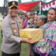KAPOLDASU Irjen Pol Whisnu Hermawan F. S.I.K., M.T.C.P, menyerahkan bantuan kepada warga dalam kunjungan ke Polres Karo. Kegiatan bakti sosial kepada ribuan warga tersebut merupakan bagian dari kerjasama yang dilakukan bersama Forkopimda dengan berbagai stakeholder pembangunan.Waspada/ist
