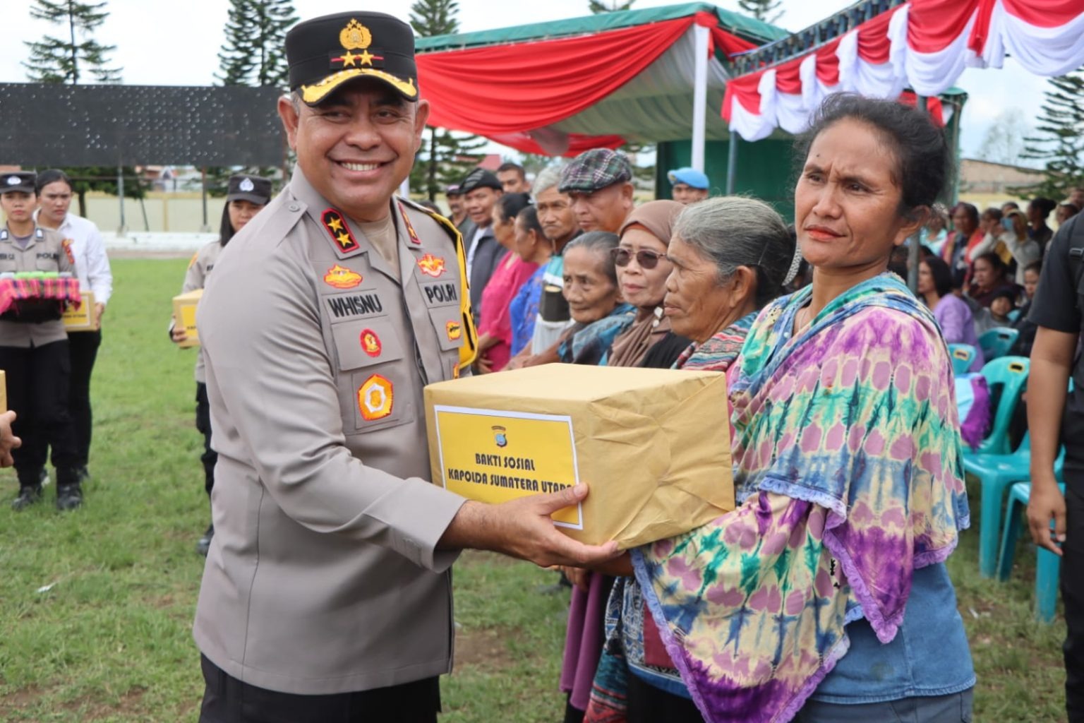 KAPOLDASU Irjen Pol Whisnu Hermawan F. S.I.K., M.T.C.P, menyerahkan bantuan kepada warga dalam kunjungan ke Polres Karo. Kegiatan bakti sosial kepada ribuan warga tersebut merupakan bagian dari kerjasama yang dilakukan bersama Forkopimda dengan berbagai stakeholder pembangunan.Waspada/ist