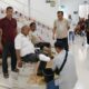 Kepala Dinas Kesehatan Kab. Sergai dr. Yohnly Boelian Dachban bersama BinihBaik.com dan Yayasan Kick Andy melakukan pengukuran kaki palsu kepada penyandang disabilitas Minggu (27/4/2025) (Waspada/ist)