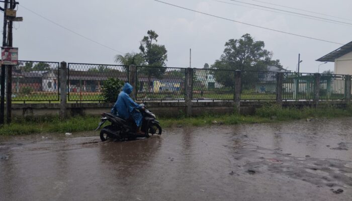 Jalan Depan Sekolah Teladan Rusak Berat Dan Tergenang Banjir