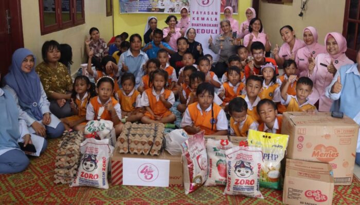 Kapolres Pematangsiantar Dan Siswa TK Bhayangkari Kunjungi Panti Asuhan