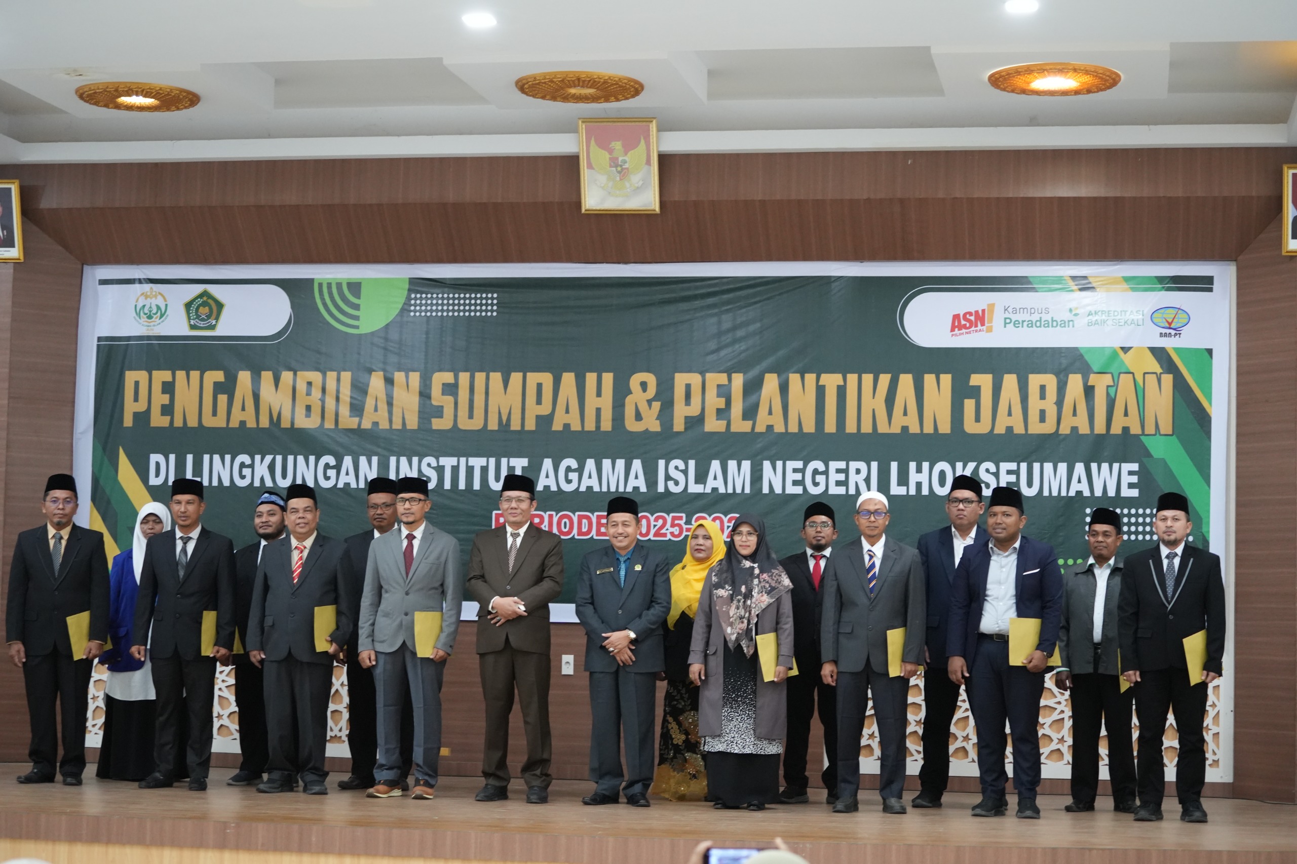 Usai Lantik 14 Pejabat Baru, Prof Danial: Bekerjalah Dengan Hati Bahagia