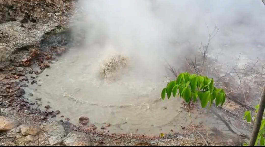 Lokasi semburan sumur air panas dan berlumpur di Desa Roburan Dolok. (Waspada/ist)