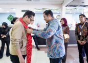 Rico Waas Dan Istri Disambut Pengalungan Selempang Di Bandara Minangkabau