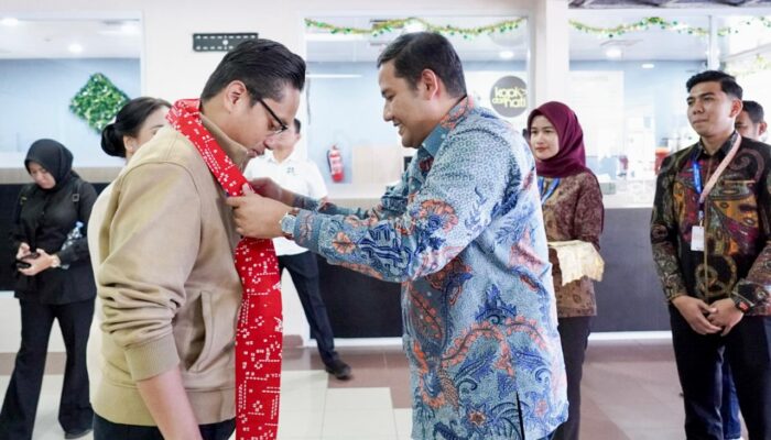 Rico Waas Dan Istri Disambut Pengalungan Selempang Di Bandara Minangkabau