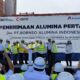 Direktur Utama PT Inalum Ilhamsyah Mahendra dan Komisaris Utama Musa Bangun menekan tombol tanda proses uploading alumina dari kapal ke PT. Inalum. (Waspada/Agus Diansyah Hasibuan)