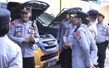 Kapolres AKBP Sah Udur Togi Marito Sitinjak (kanan) bersama pejabat utama Polres melakukan pengecekan terhadap Almatsus dan Randis Sat Samapta di markas Sat Samapta , Selasa (29/4) agar siap digunakan.(Waspada-Ist)