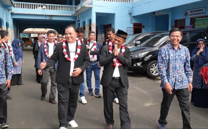 Rektor UM Tapsel, Muhammad Darwis, M Pd (kanan) bersama Kepala Dinas Pendidikan Narathiwat Primary Service Area Office 3, Thailand, Tohiron Hayeelohmaee dan rombongan di UM Tapsel. Waspada/Ist