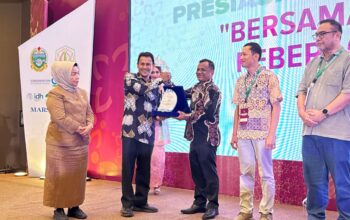 Wakil Bupati Aceh Tamiang, Ismail, SE.I, menerima penghargaan Kabupaten Model Lanskap Inspiratif dalam ajang pertemuan tahunan jejaring Coalition for Sustainable Livelihoods 2025, Selasa (29/4) di Hotel Santika, Medan. (Waspada/Yusri)