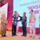 Wakil Bupati Aceh Tamiang, Ismail, SE.I, menerima penghargaan Kabupaten Model Lanskap Inspiratif dalam ajang pertemuan tahunan jejaring Coalition for Sustainable Livelihoods 2025, Selasa (29/4) di Hotel Santika, Medan. (Waspada/Yusri)