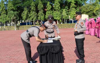 Kapolres Aceh Tamiang AKBP Muliadi, SH, MH memimpin Sertijab pejabat utama Mapolres dan empat Kapolsek, Selasa (29/4) di Mapolres Aceh Tamiang. (Waspada/Yusri)