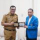 Rektor UMSU Prof Dr. Agussani menyerahkan cenderamata kepada Bupati Deliserdang dr. H Asri Ludin Tambunan, MKed (PD) Sp PD. Waspada/Ist