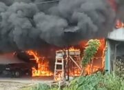 Kebakaran Ruko Papan Bunga Hanguskan Mobil Dan Sepeda Motor