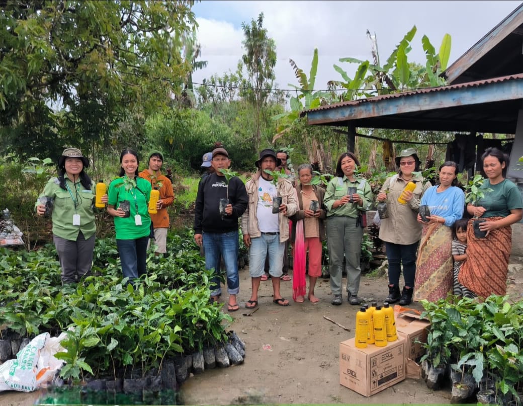 TPL Beri Pelatihan Dan Bantuan 3000 Bibit Kopi Kepada Warga PT Toba Pulp Lestari, Tbk berikan bantuan berupa bibit kopi, fertilizer cair, dan pupuk kompos kepada warga Dusun Tornauli, Desa Manalu Dolok, Kecamatan Parmonangan, Kabupaten Tapanuli Utara usai mengikuti pelatihan budidaya kopi pada pertengahan April 2025 lalu. Waspada/ist