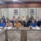 Panitia Pemekaran Kabupaten Aceh Raya foto bersama usai rapat konsolidasi di Gedung DPRA, Banda Aceh. (Waspada/Ist)