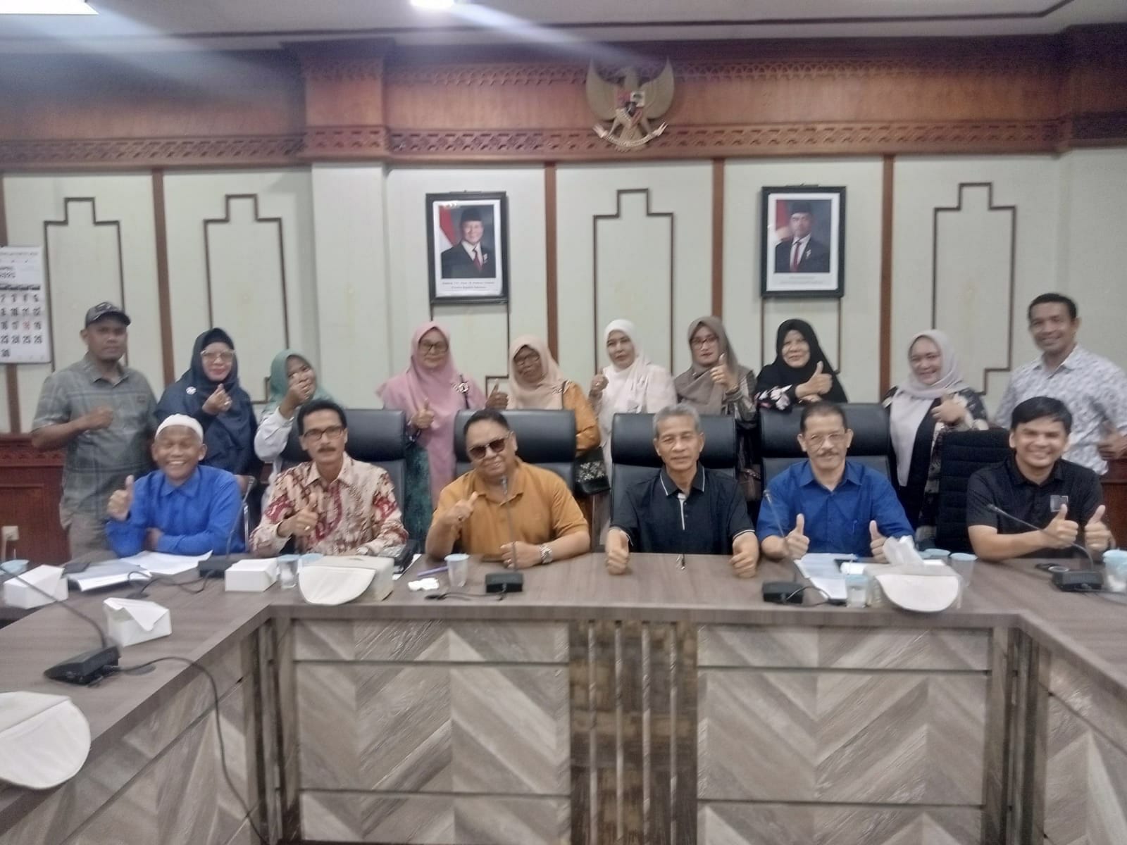 Panitia Pemekaran Kabupaten Aceh Raya foto bersama usai rapat konsolidasi di Gedung DPRA, Banda Aceh. (Waspada/Ist)