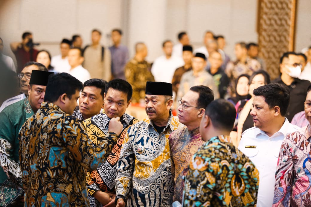 Bupati Madina, H. Saipullah Nasution saat acara sosialisasi KMP dengan Gubsu di Medan.(Waspada/ist)