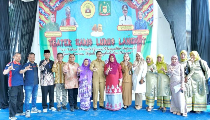 Ketua TP PKK Langkat Serahkan Beasiswa Anggota Teater Garis Lurus