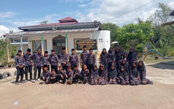 ANAK yatim Panti Asuhan Darul Ikhlas Labuhanruku dan pengurus foto bersama saat menghadiri undangan Batalyon 126/KC yang bermarkas di Sei Balai.Waspada/Ist
