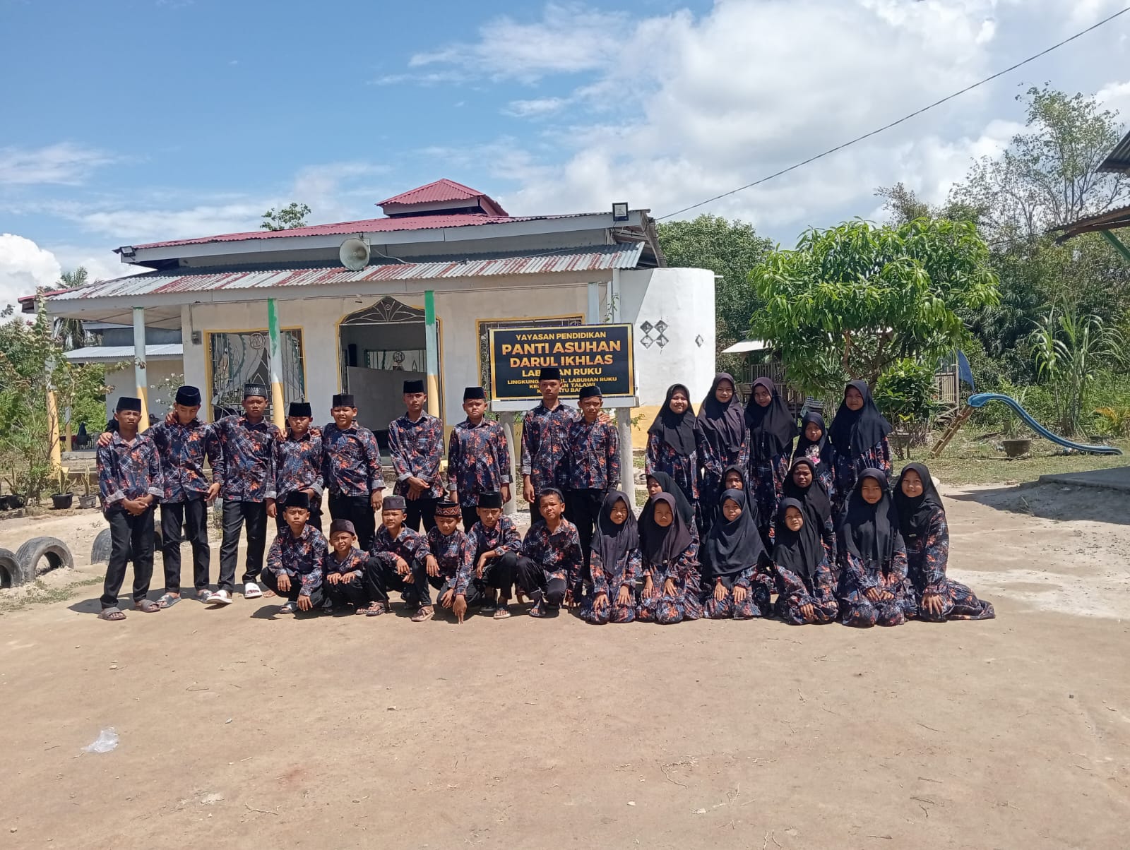 ANAK yatim Panti Asuhan Darul Ikhlas Labuhanruku dan pengurus foto bersama saat menghadiri undangan Batalyon 126/KC yang bermarkas di Sei Balai.Waspada/Ist