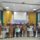 Dalam rangka menyambut Hari Buruh, BPJS Ketenagakerjaan bersama Pemkab Aceh Tenggara menyalurkan Kartu Peserta Jamsostek yang bersumber dari Dana Bagi Hasil (DBH) Sawit, sekaligus pemberian sembako gratis di oproom setdakab Aceh Tenggara, Senin (28/4). Waspada/ist
