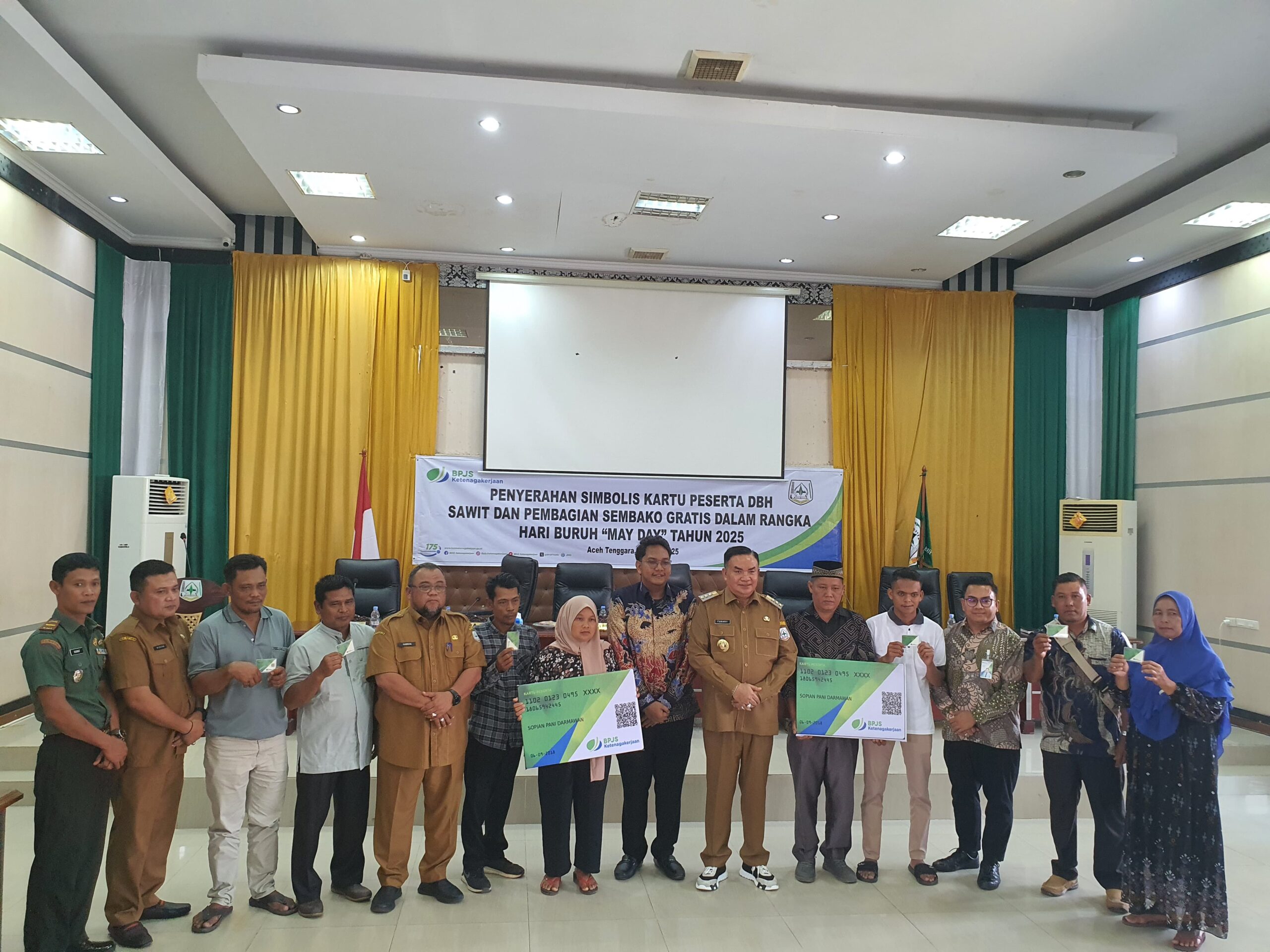 Bupati Agara Serahkan Kartu BPJamsostek Dan Sembako Gratis Dalam rangka menyambut Hari Buruh, BPJS Ketenagakerjaan bersama Pemkab Aceh Tenggara menyalurkan Kartu Peserta Jamsostek yang bersumber dari Dana Bagi Hasil (DBH) Sawit, sekaligus pemberian sembako gratis di oproom setdakab Aceh Tenggara, Senin (28/4). Waspada/ist