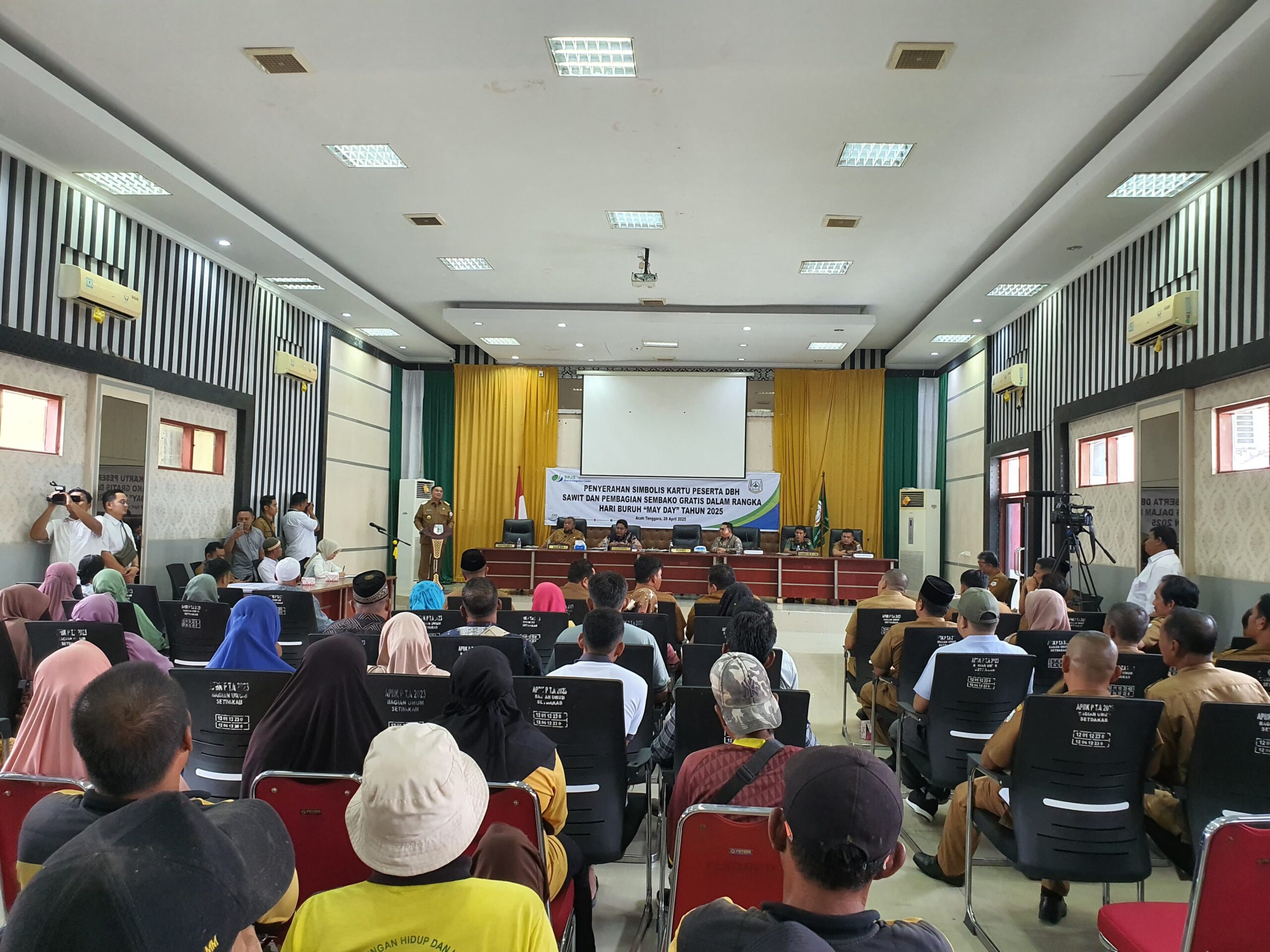 Bupati Agara Serahkan Kartu BPJamsostek Dan Sembako Gratis Bupati Agara Serahkan Kartu BPJamsostek Dan Sembako Gratis