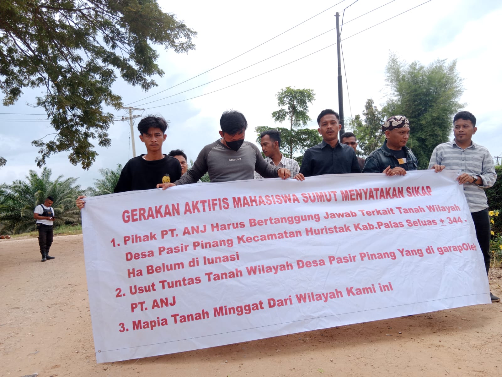 GAM-SU Tuntut Kejelasan Ganti Rugi Lahan Di PT ANJA Binanga Aktivis mahasiswa yang tergabung dalam PP GAM-SU menggelar aksi unjuk rasa meminta kejelasan pembayaran ganti rugi lahan Ulayat Huristak, di Kantor PT ANJA Desa Simangambat Kec. Simangambat Paluta, Rabu (30/4). (Waspada/Ist)