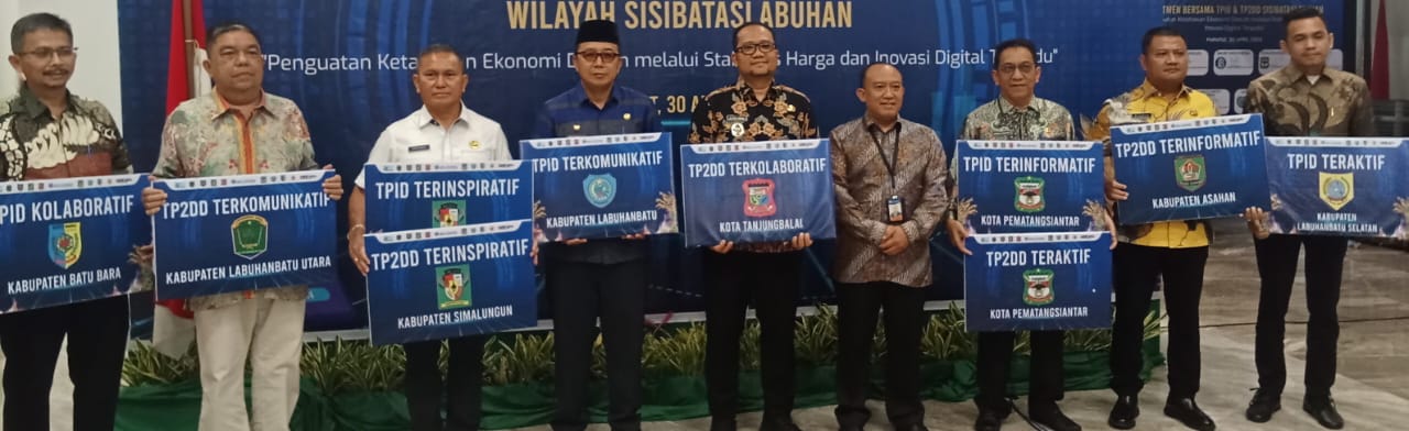 Kepala KPw BI Pematangsiantar Muqorobin pose bersama dengan perwakilan kepala daerah dari delapan kabupaten/kota Sisibataslabuhan, wilayah kerja KPw BI di Niagara Hotel, Kel. Parapat, Kec. Girsang Sipanganbolon, Kab. Simalungun, Rabu (30/4). Waspada-Edoard Sinaga