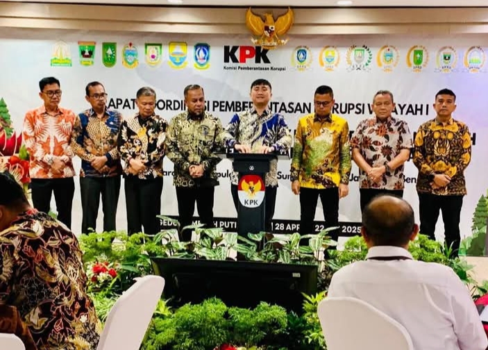 Bupati Labura Dr. Hendri Yanto Sitorus bersama pimpinan OPD saat mengikuti Rakor bersama KPK di Gedung Merah Putih, Jakarta, Rabu (30/4). Waspada/Ist