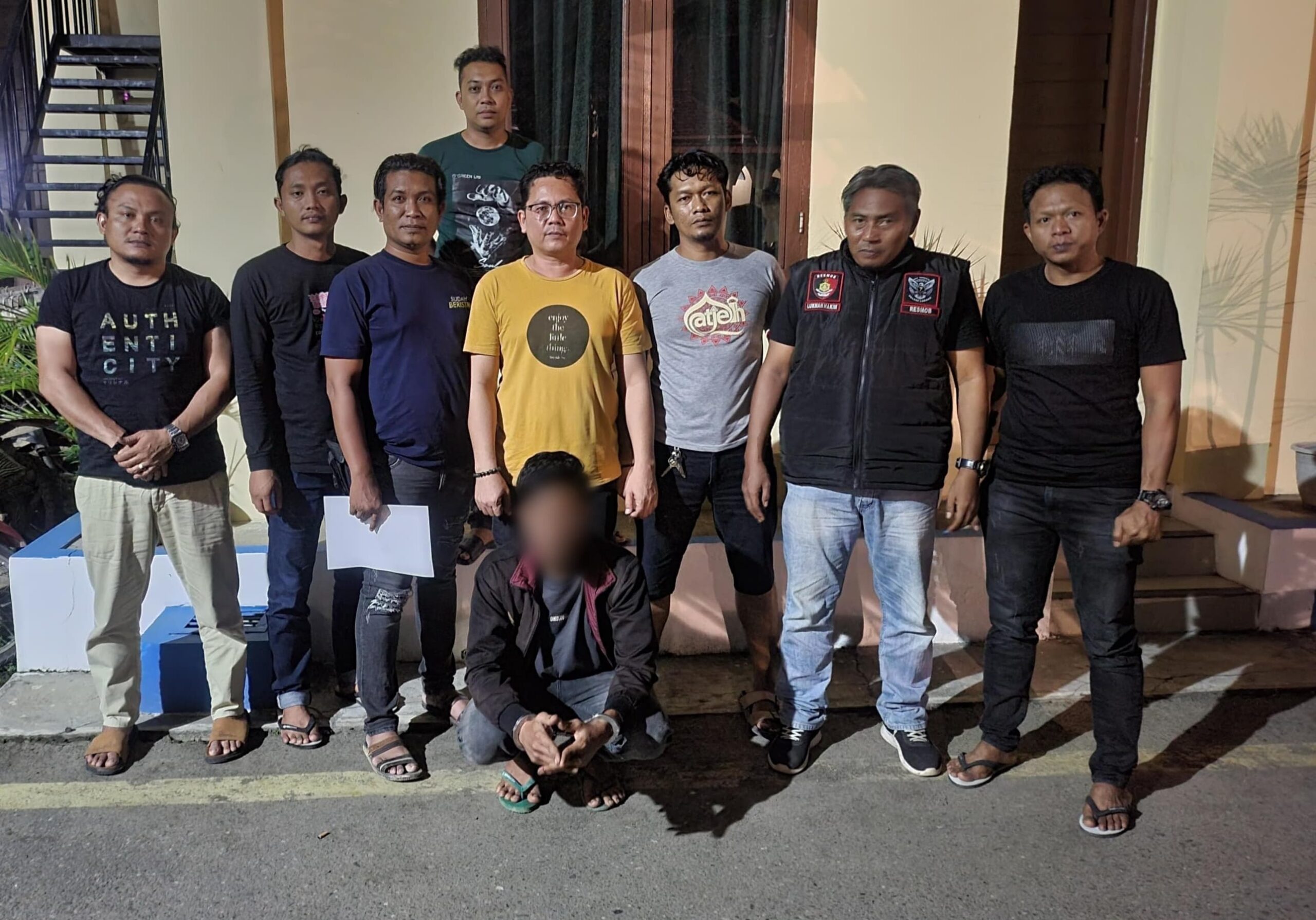 Terlibat Perkelahian, Seorang Pria Tewas Ditebas Samurai Pelaku berinisial FY saat diamankan di Mapolres Langsa, Selasa (29/4) malam. Waspada/ist