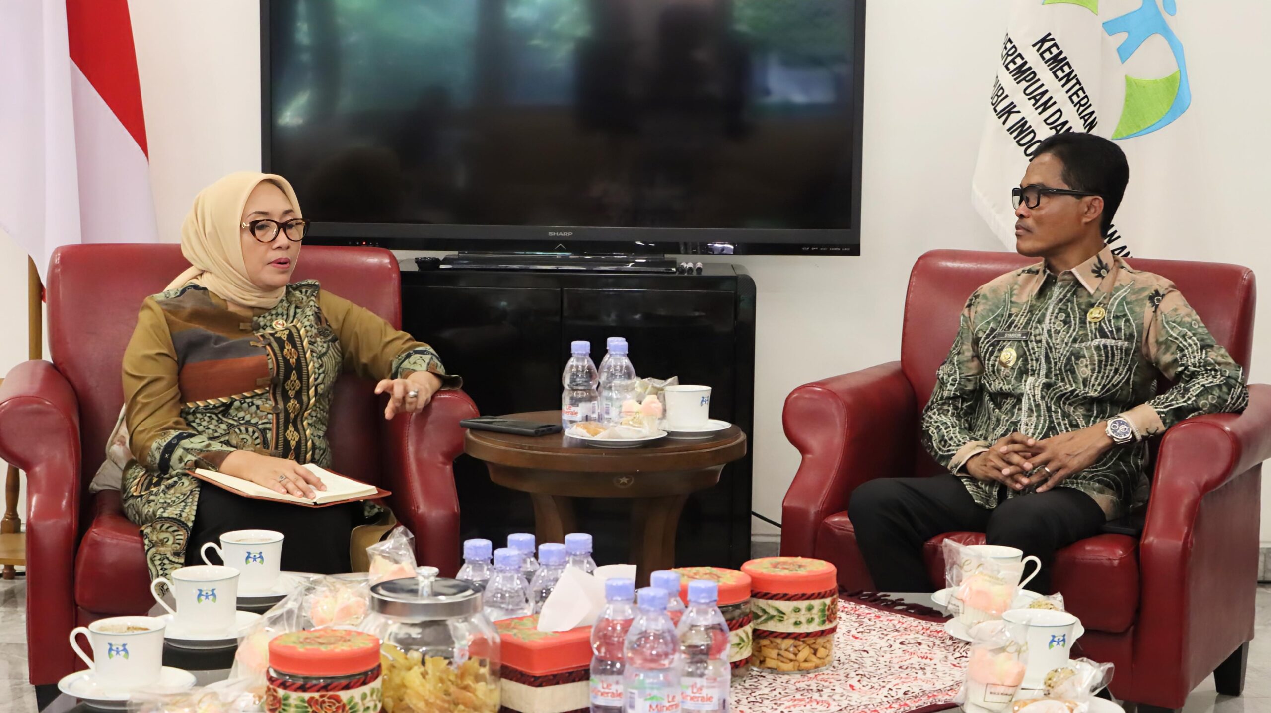 Menteri Perlindungan Perempuan dan Anak Republik Indonesia (PPA RI), Arifatul Choiri Fauzi saat menerima audiensi Pj. Wali Kota Langsa Dr. Syaridin S.Pd., M.Pd di rumah dinas menteri, Rabu (30/4). Waspada/ist